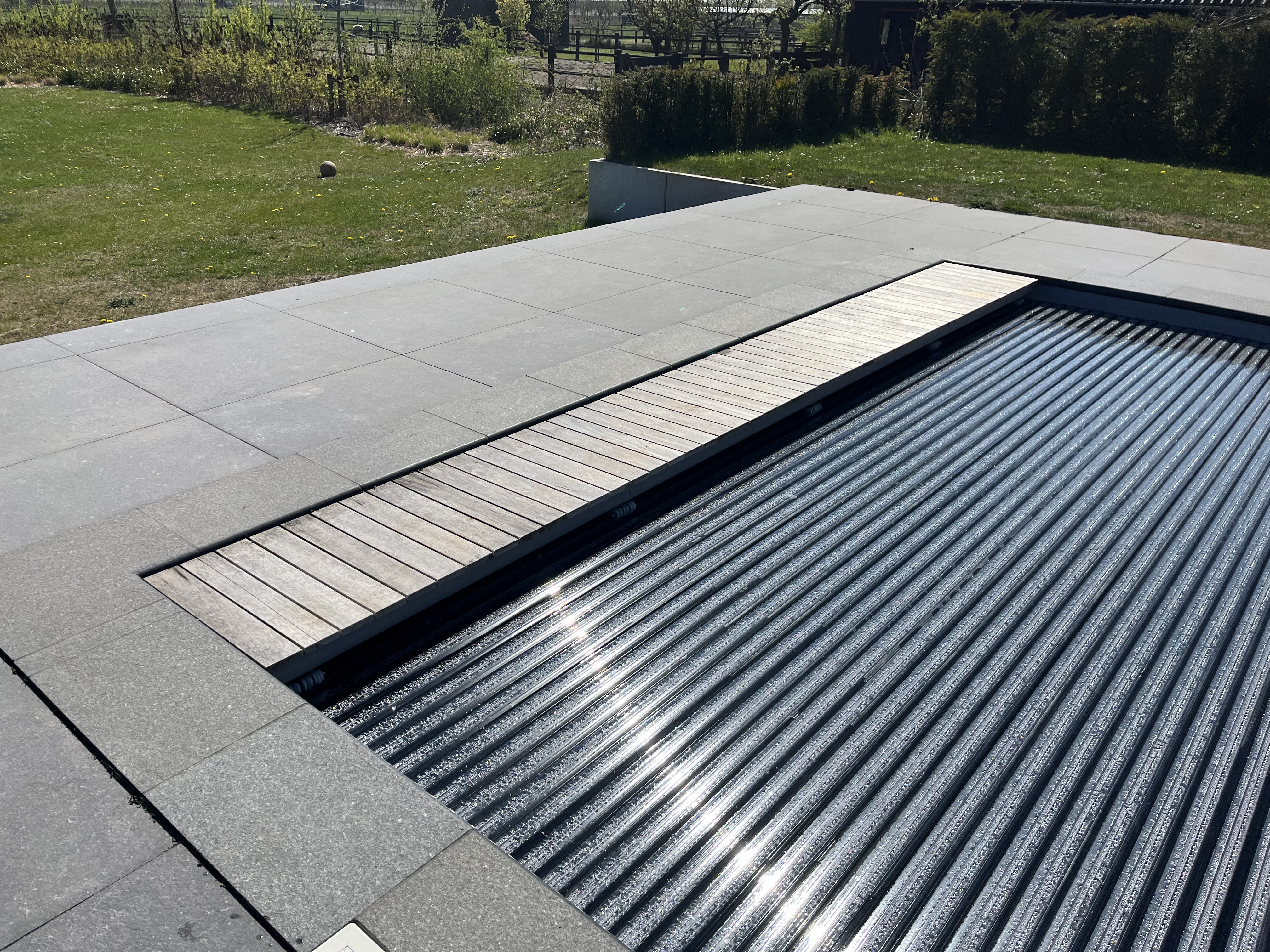 Solar lamellendeken in houten nis